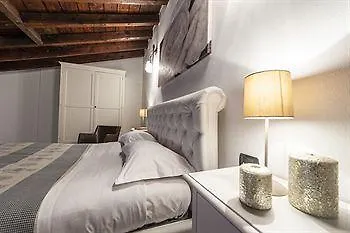 拉科尔特德卡布奇尼酒店 *